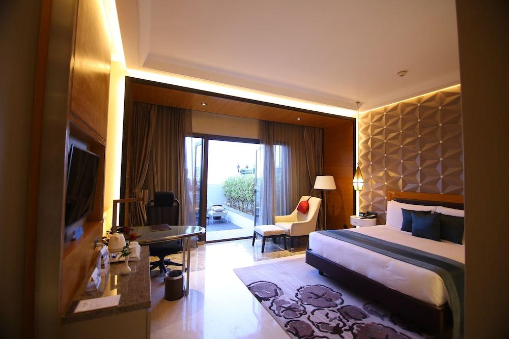 Radisson Blu Coimbatore Exterior foto A room at the hotel