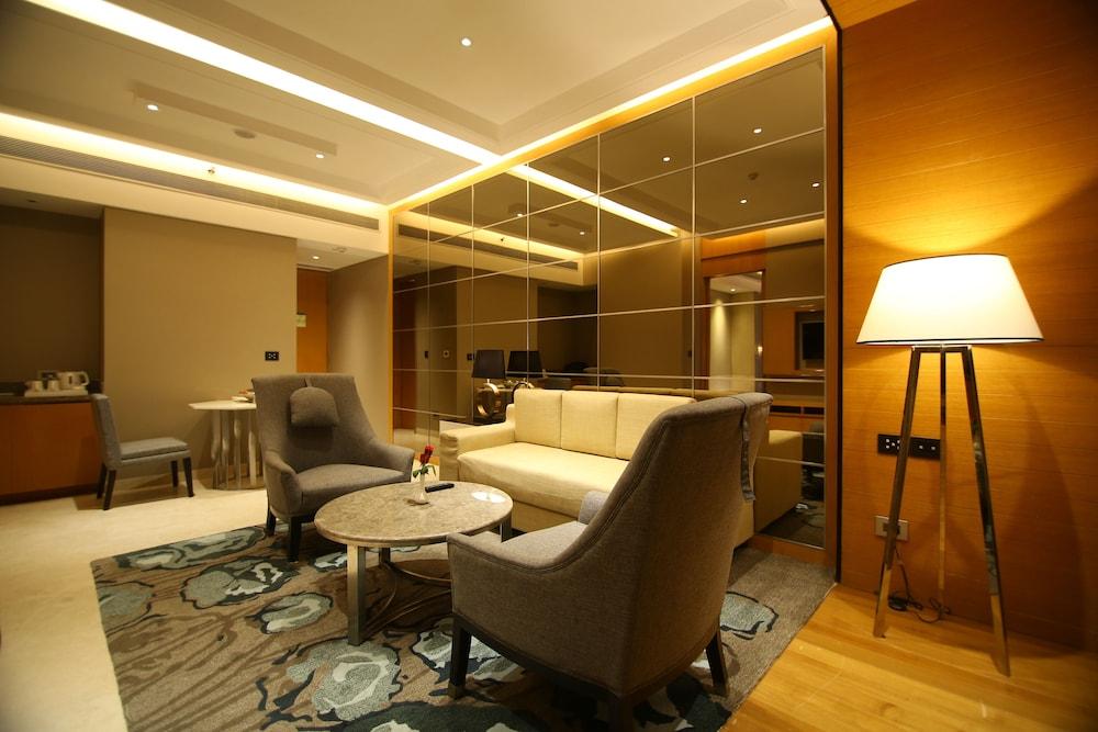 Radisson Blu Coimbatore Exterior foto The interior of a suite at the hotel