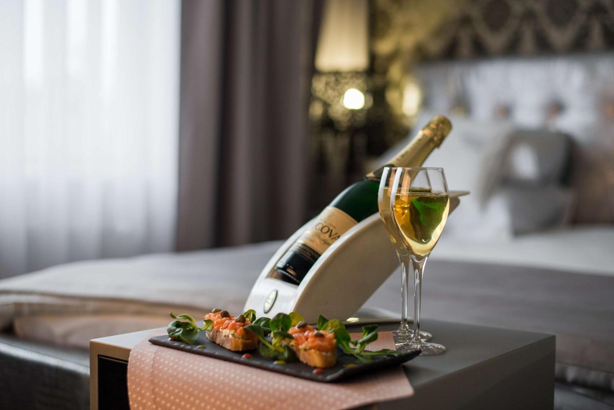 Radisson Blu Coimbatore Exterior foto A bottle of champagne