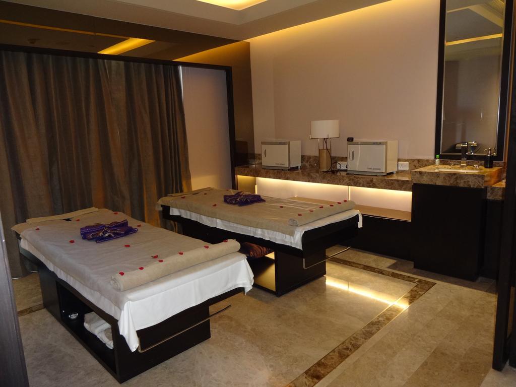 Radisson Blu Coimbatore Exterior foto A spa treatment room