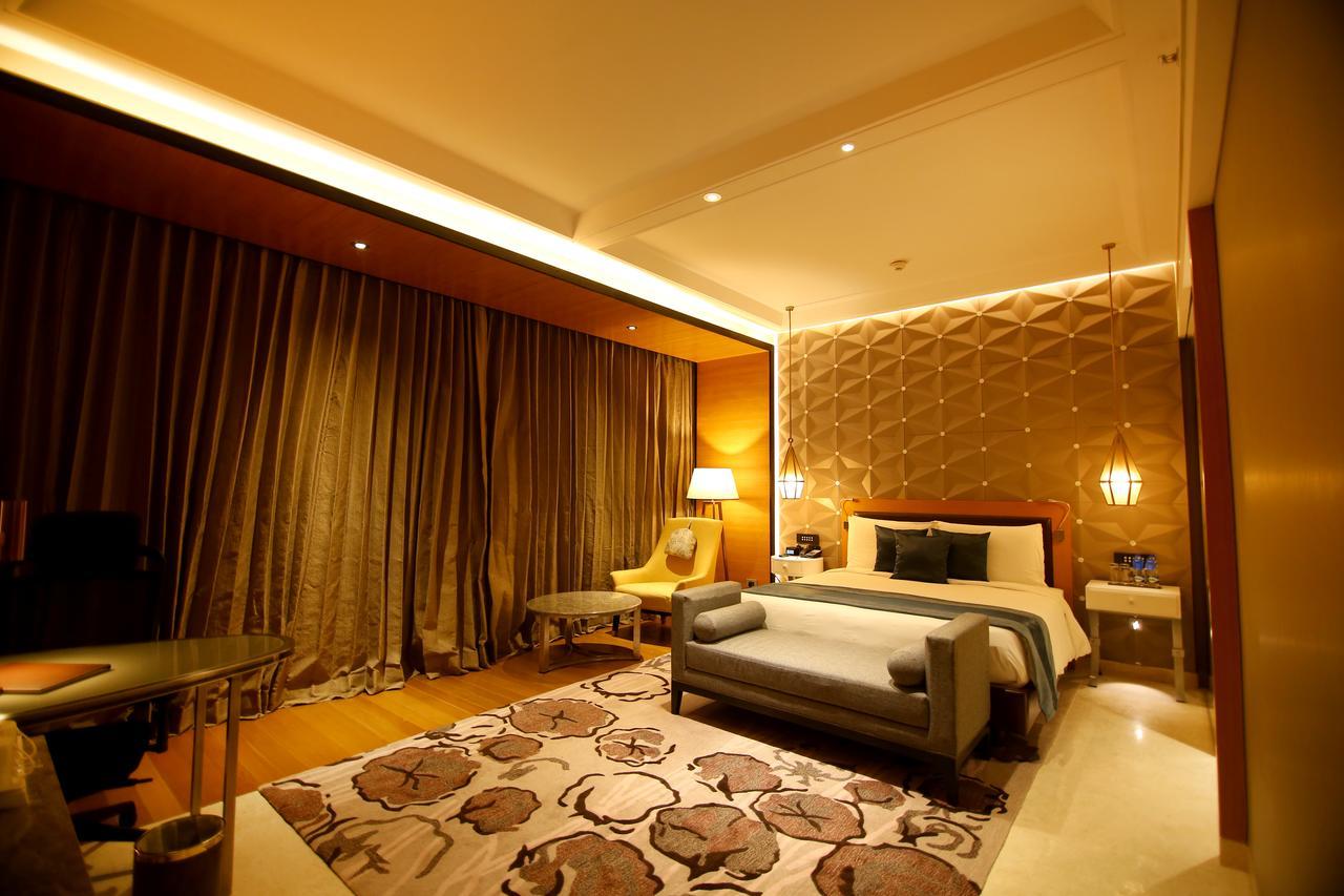 Radisson Blu Coimbatore Exterior foto A bedroom at the hotel