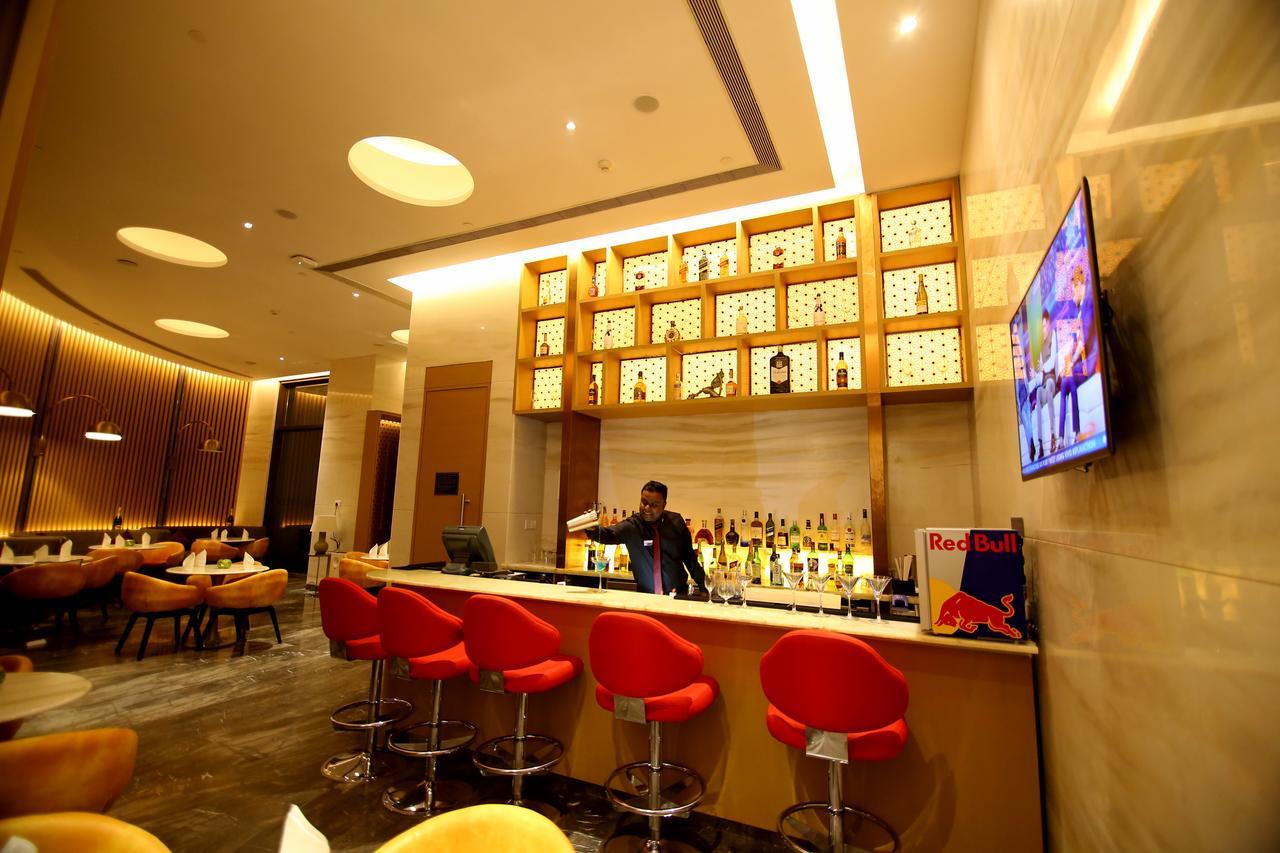 Radisson Blu Coimbatore Exterior foto The bar at the lounge