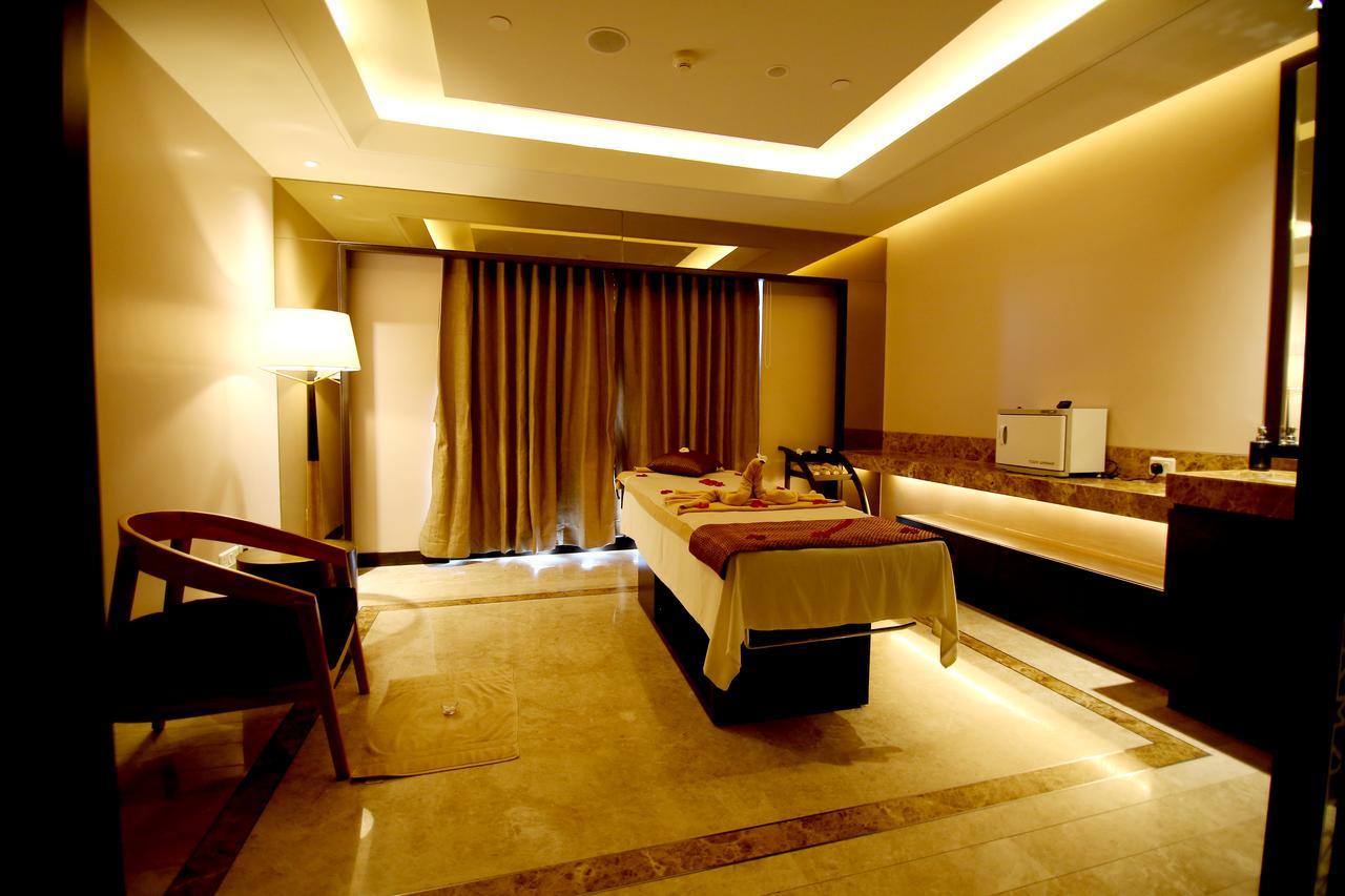 Radisson Blu Coimbatore Exterior foto A treatment room at the spa