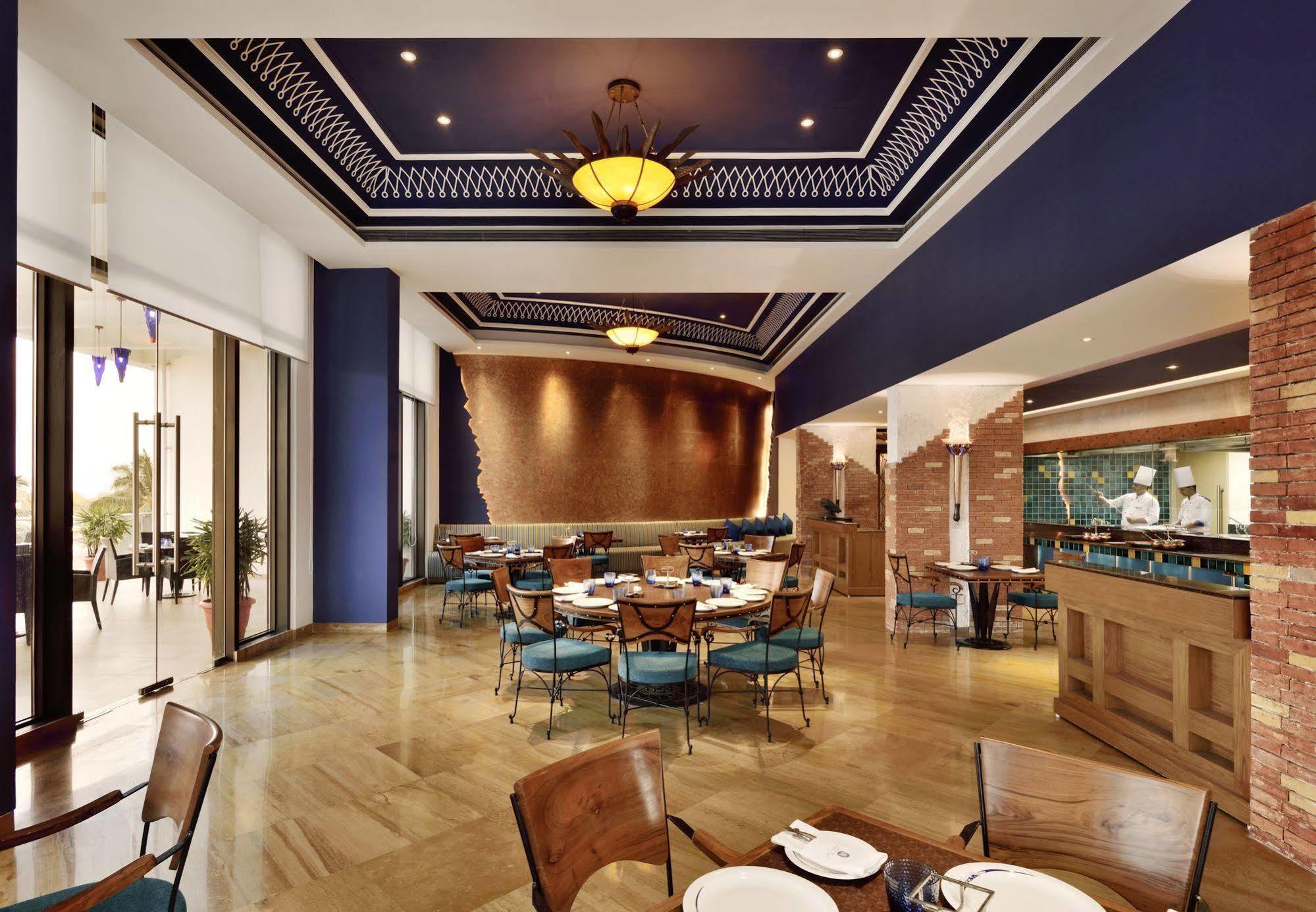 Radisson Blu Coimbatore Exterior foto The restaurant