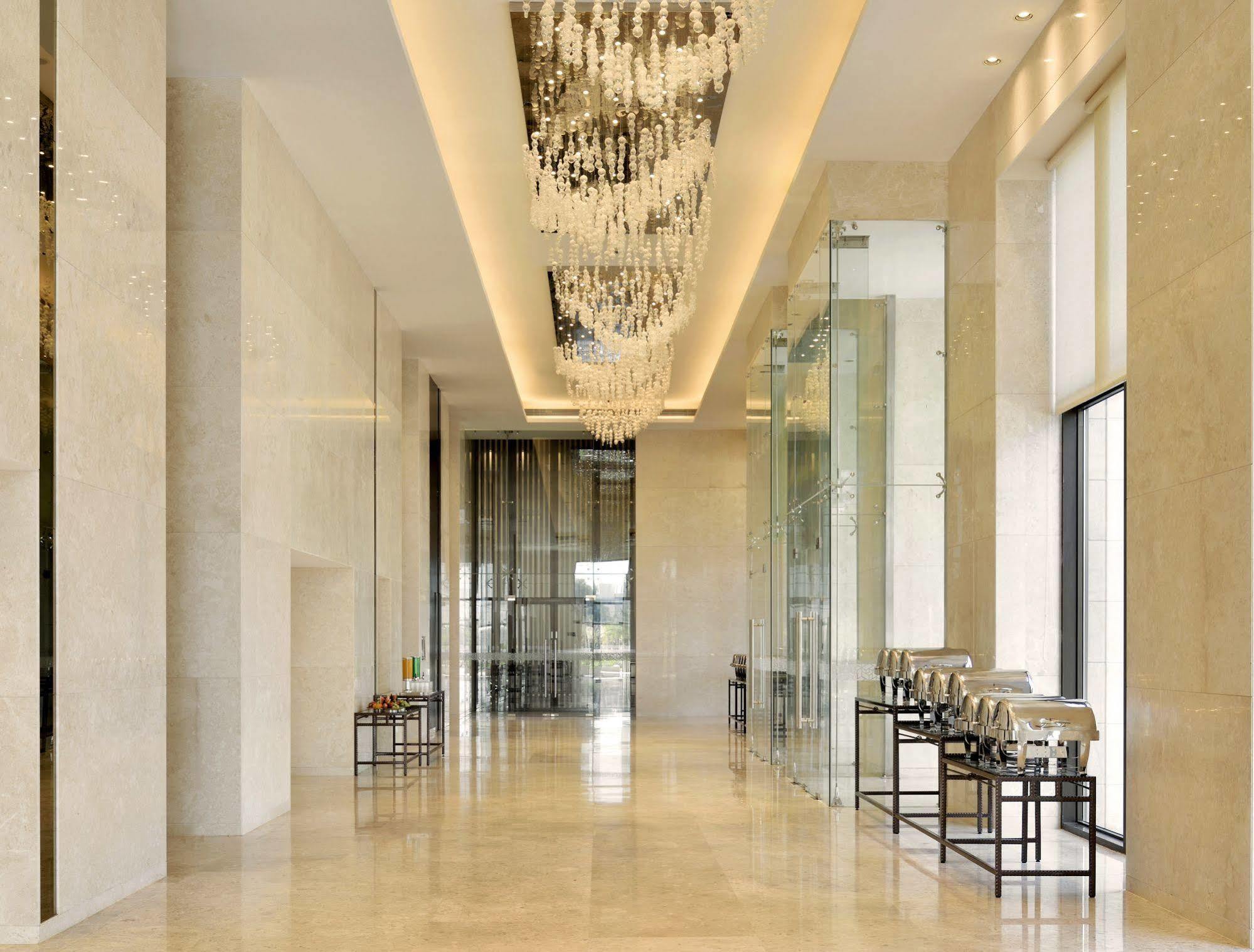 Radisson Blu Coimbatore Exterior foto The lobby of the hotel
