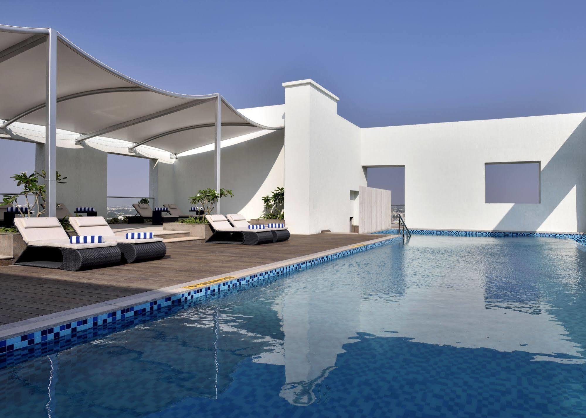 Radisson Blu Coimbatore Exterior foto The swimming pool at the hotel