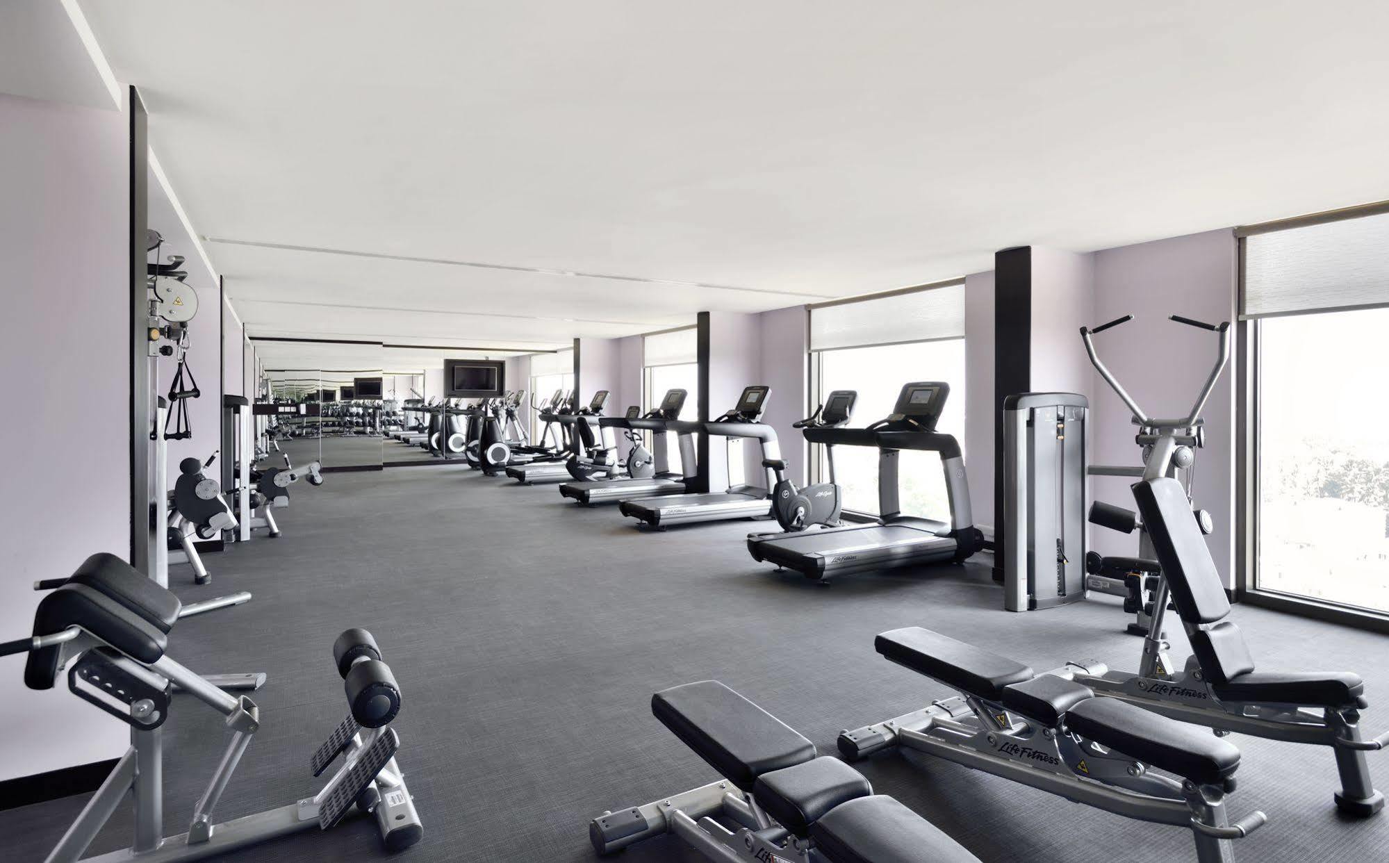 Radisson Blu Coimbatore Exterior foto The gym at the hotel