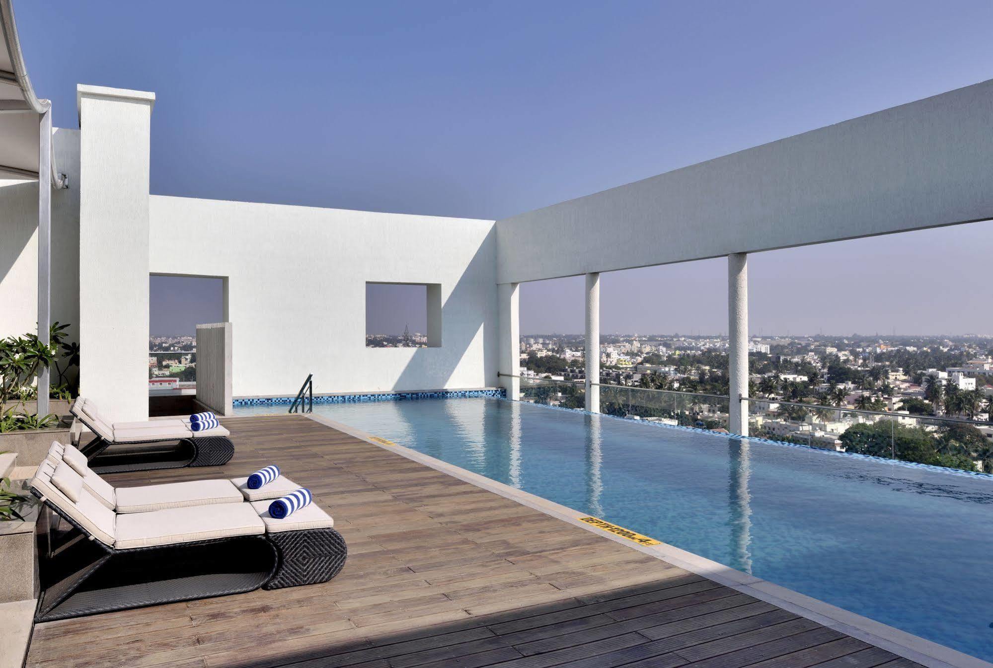 Radisson Blu Coimbatore Exterior foto Rooftop pool at the hotel